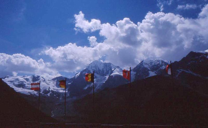 118-Il Rifugio Kanzel (al centro,il Gran Zebrù),20 agosto 1997.jpg